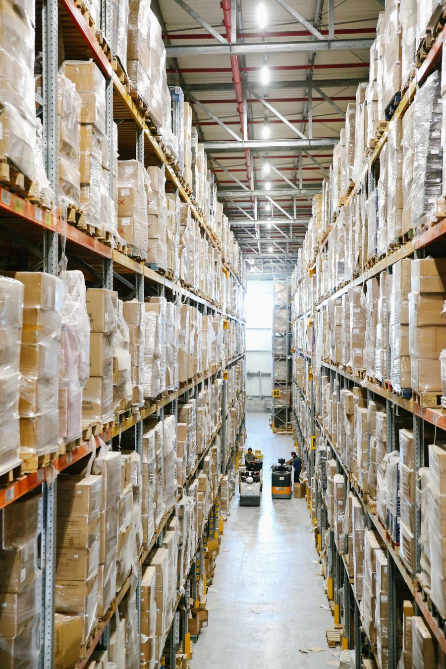 Palettenregale mit verpackten Waren